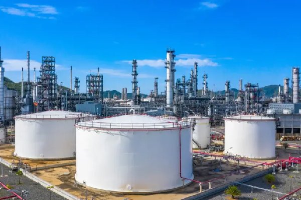 PETROCHEMICALS & REFINERIES